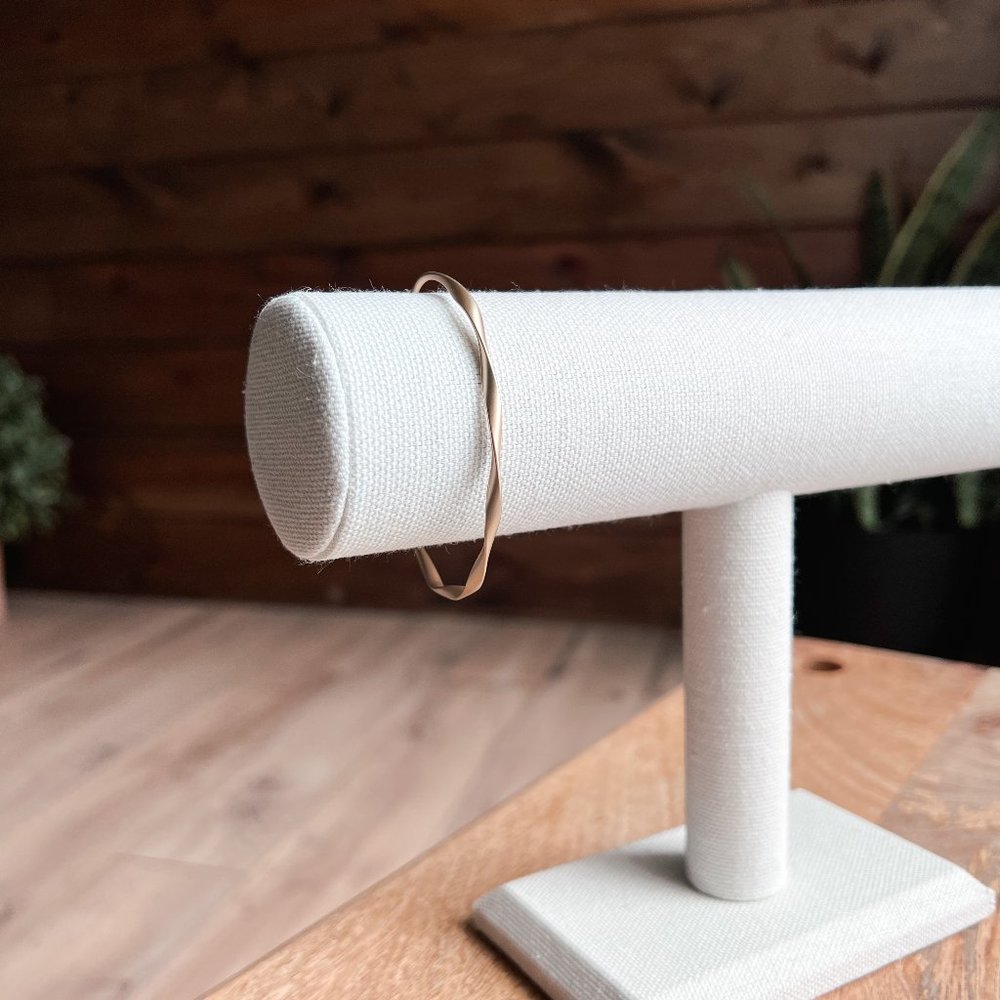 THE AMBER TWIST BANGLE BRACELET GOLD